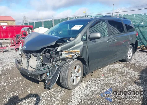 2013 Toyota Sienna Le V6 8 Passenger z USA, uszkodzony, nr VIN 5TDKK3DC2DS291726